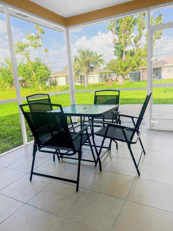 Patio nebo venkovní prostory v ubytování Best location in Cape Coral!