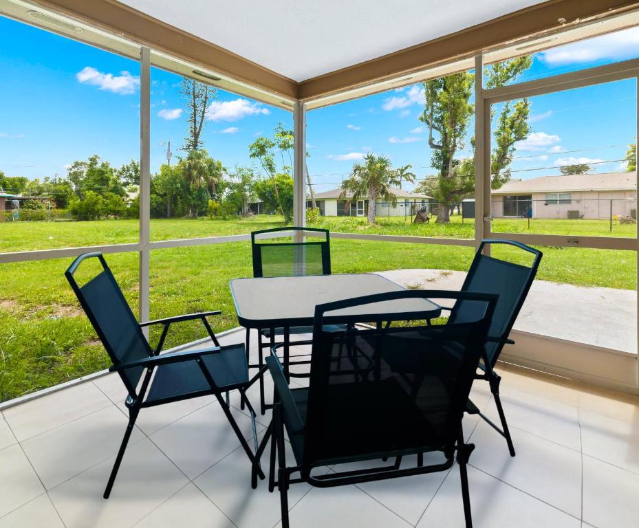 Patio nebo venkovní prostory v ubytování Best location in Cape Coral!