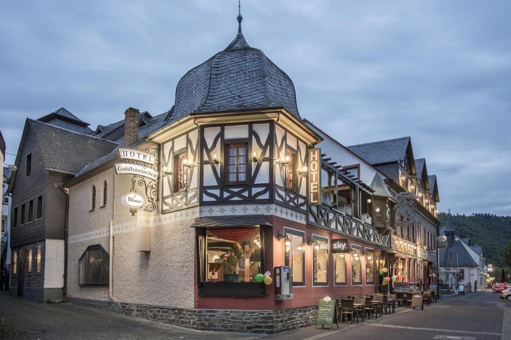 ein Gebäude mit einer Uhr oben drauf in der Unterkunft Ellenzer Goldbäumchen in Ellenz-Poltersdorf