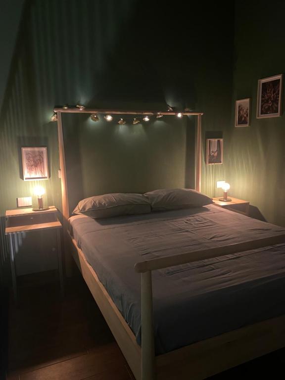 Un dormitorio con una cama con luces. en Sala dell Estate Guest House en Secchia