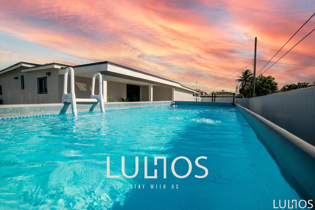 una piscina con tramonto sullo sfondo di Modern 6 bedroom home with Pool and BBQ in Miami L34 a Miami