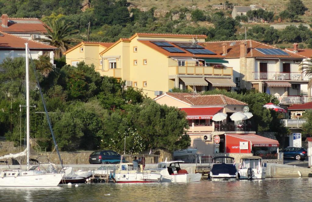 un grupo de barcos están atracados en un puerto deportivo en Captain's Club, en Rab