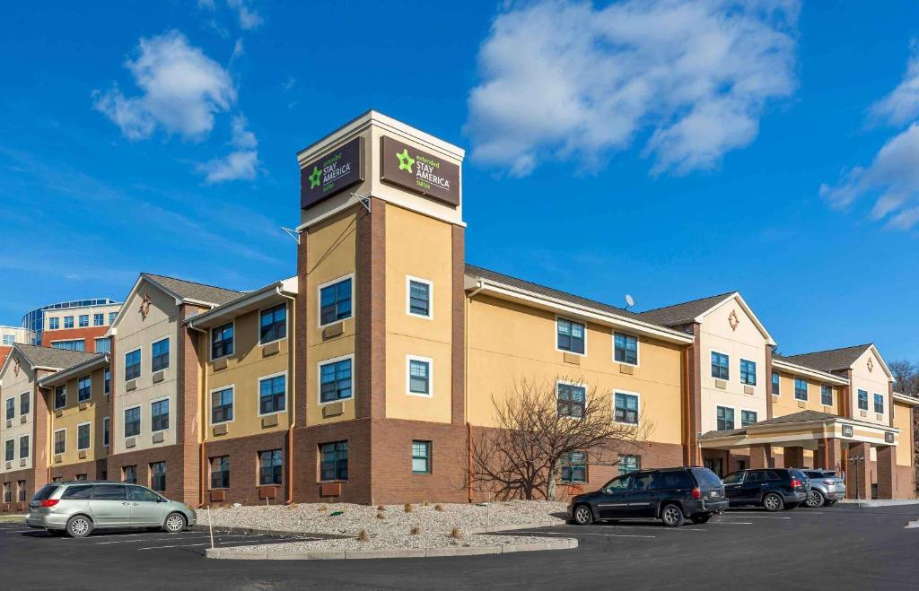 un edificio con una torre de reloj en un aparcamiento en Extended Stay America Suites - Boston - Braintree, en Braintree