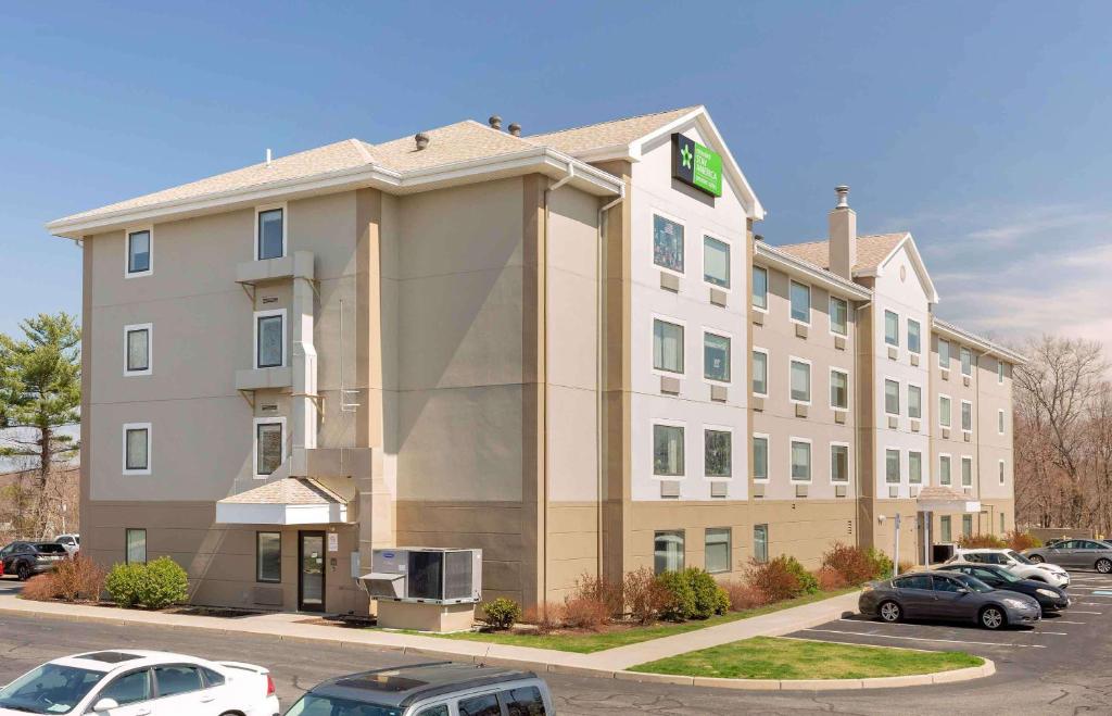 East Providence的住宿－Extended Stay America Premier Suites - Providence - East Providence，停车场内停放汽车的酒店大楼