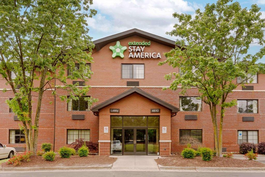 budynek z czerwonej cegły z napisem "Ameryka" w obiekcie Extended Stay America Select Suites - Raleigh - RTP - 4610 Miami Blvd w mieście Durham
