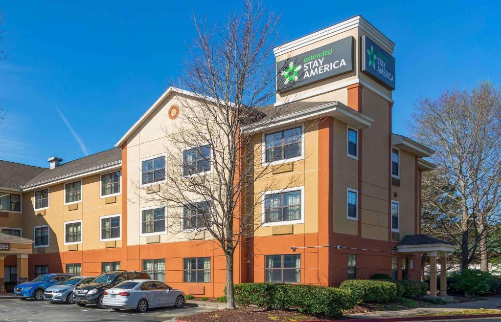 un edificio con un cartel en la parte superior en Extended Stay America Suites - Atlanta - Morrow, en Morrow