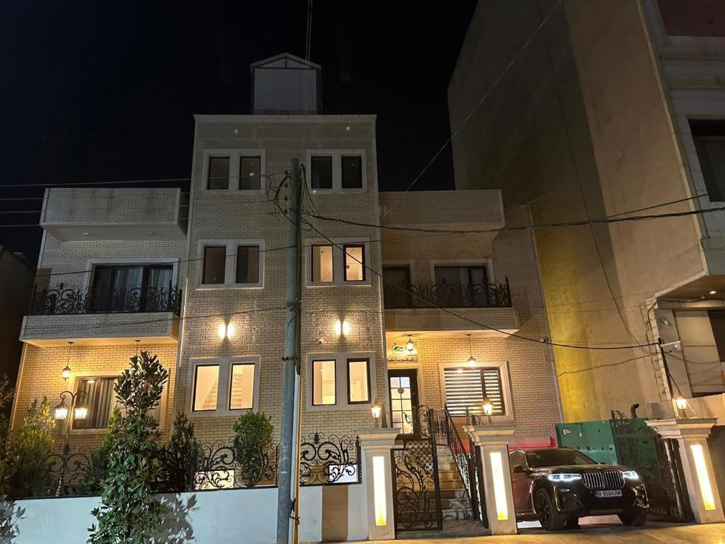 a car parked in front of a building at night at Motel Victoria Sky in Erbil