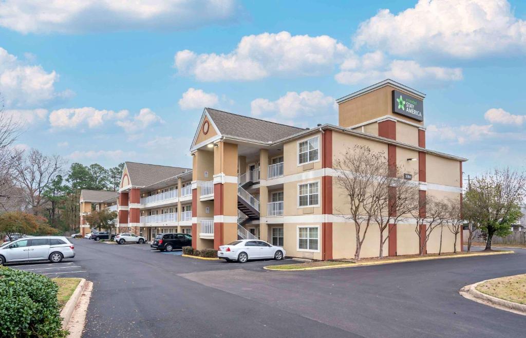 ein Hotel mit Autos auf einem Parkplatz in der Unterkunft Extended Stay America Select Suites - Jackson - North in Jackson