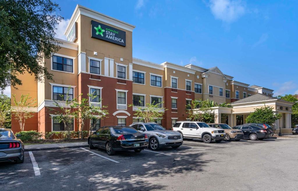 un hotel con coches estacionados en un estacionamiento en Extended Stay America Suites - Orlando - Maitland - 1776 Pembrook Dr en Orlando