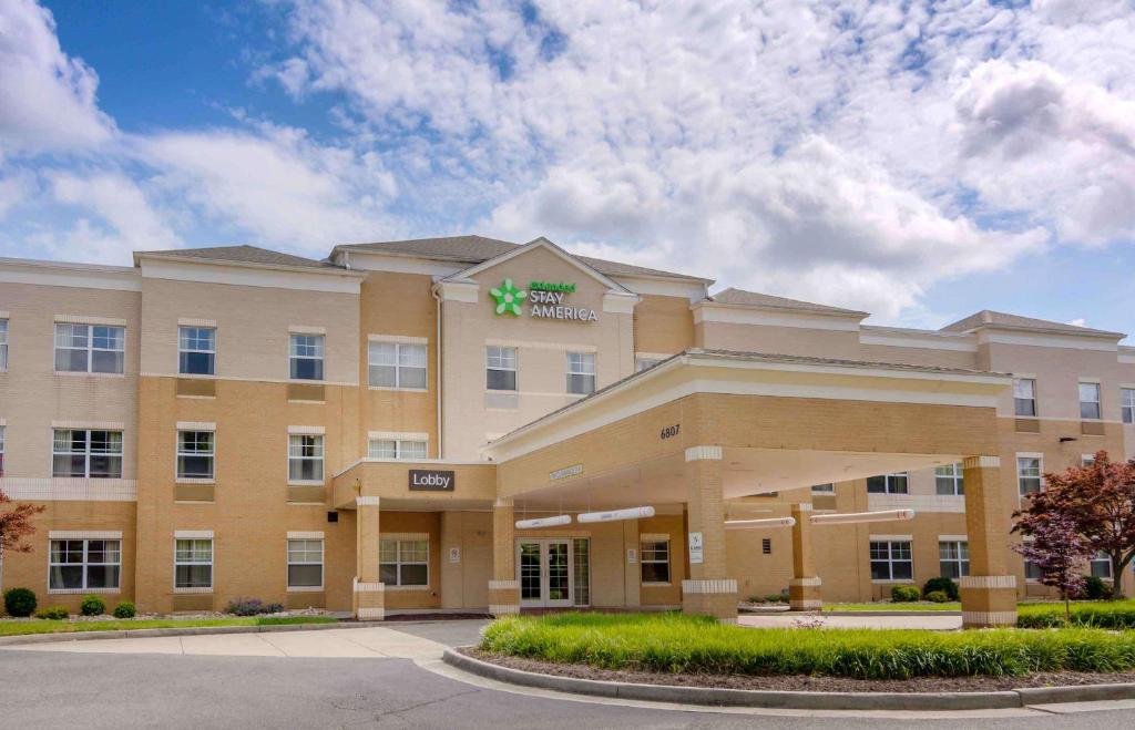 un gran hotel con un cartel en la parte delantera en Extended Stay America Suites - Richmond - W Broad Street - Glenside - North, en Richmond