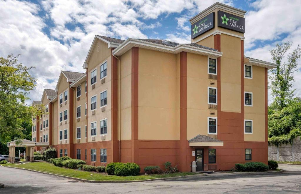 un edificio de hotel con un cartel encima en Extended Stay America Suites - Pittsburgh - West Mifflin, en Willock