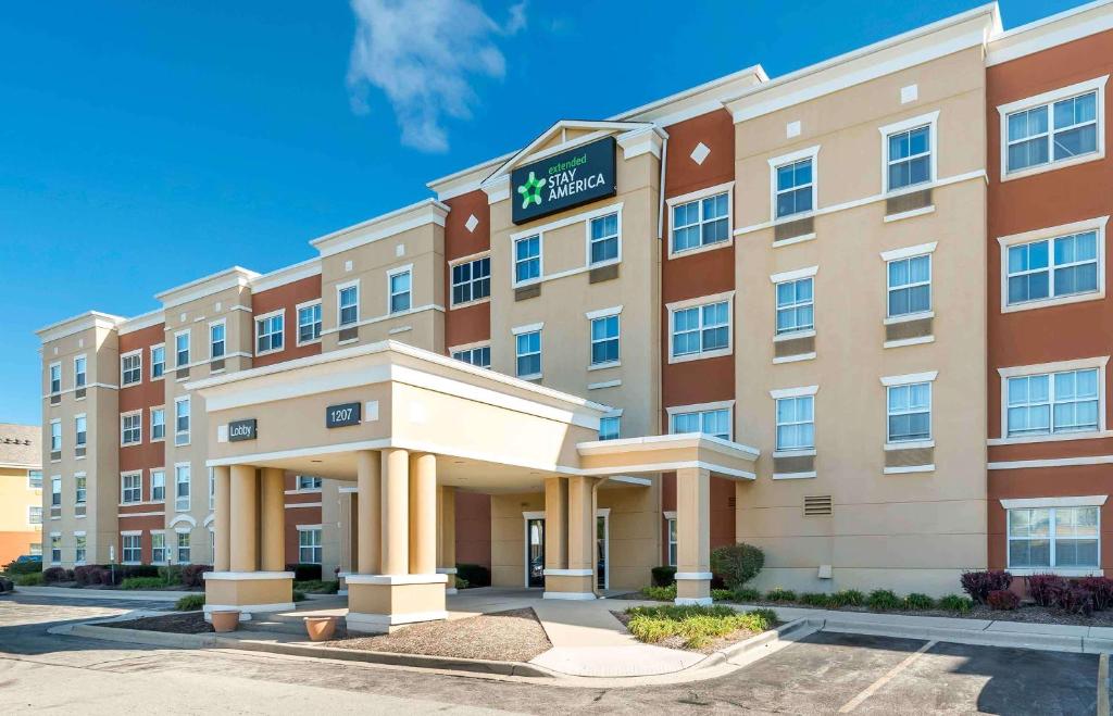 an image of a hotel with a building at Extended Stay America Suites - Chicago - O'Hare - Allstate Arena in Des Plaines