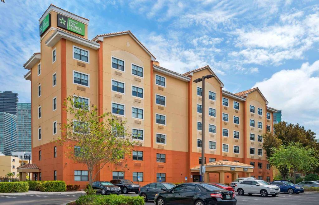 un gran edificio con coches estacionados en un estacionamiento en Extended Stay America Premier Suites - Miami - Downtown Brickell - Cruise Port, en Miami