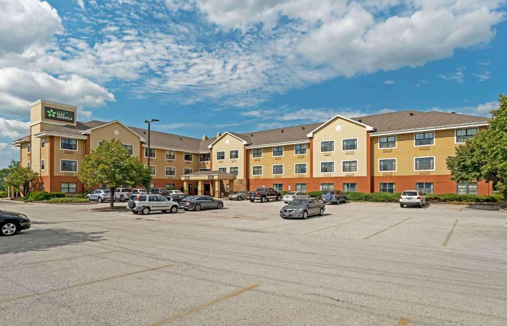 a large parking lot in front of a hotel at Extended Stay America Select Suites - Chicago - Hanover Park in Hanover Park