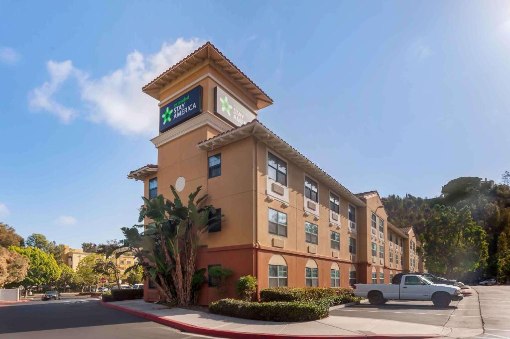 ein Hotelgebäude mit einer Uhr darüber in der Unterkunft Extended Stay America Suites - San Diego - Hotel Circle in San Diego