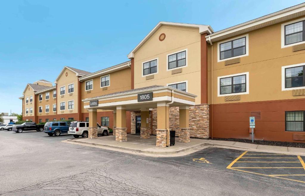 a building with a parking lot in front of it at Extended Stay America Suites - Bloomington - Normal in Bloomington