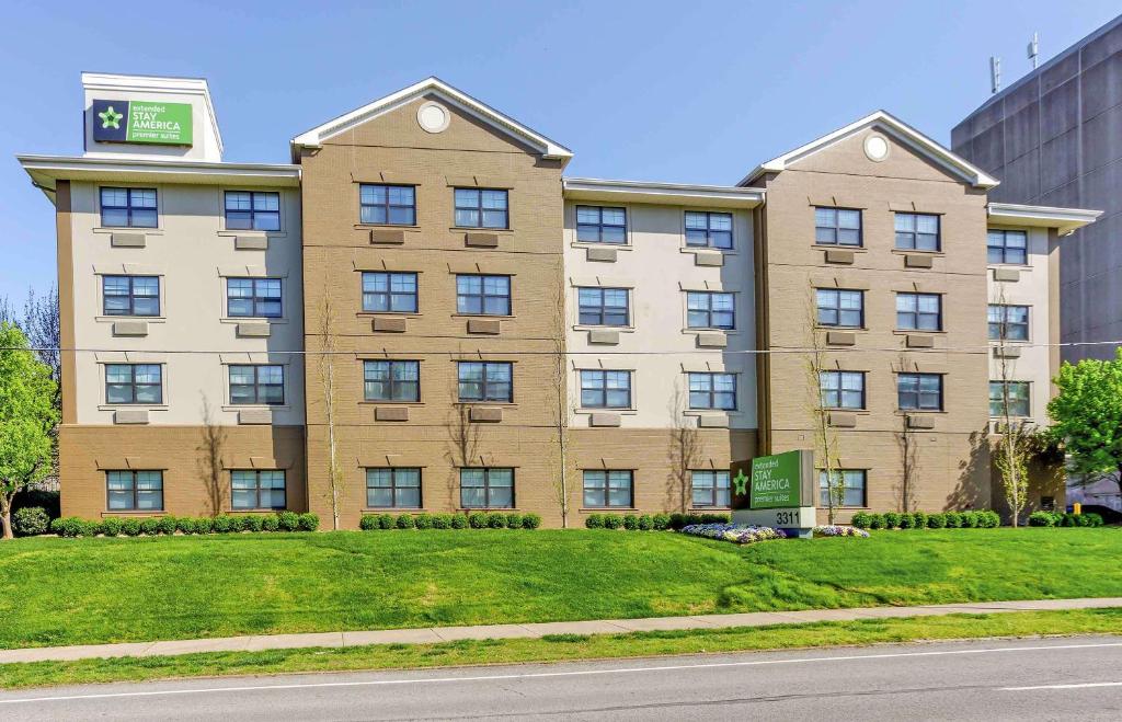 ein großes Apartmenthaus mit Rasen davor in der Unterkunft Extended Stay America Premier Suites - Nashville - Vanderbilt in Nashville