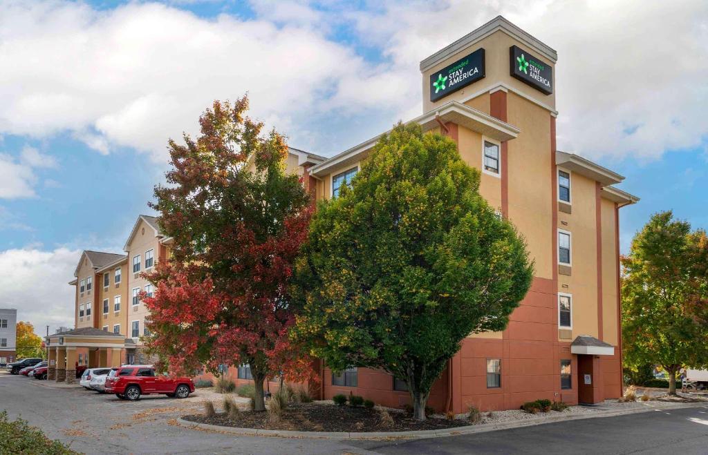 um edifício com uma torre de relógio em cima em Extended Stay America Suites - Columbus - Worthington em Worthington