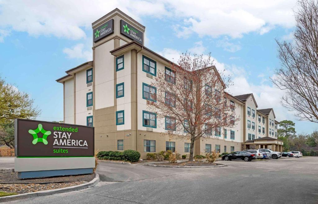 um hotel com uma placa em frente a um edifício em Extended Stay America Suites - Houston - Galleria - Westheimer em Houston