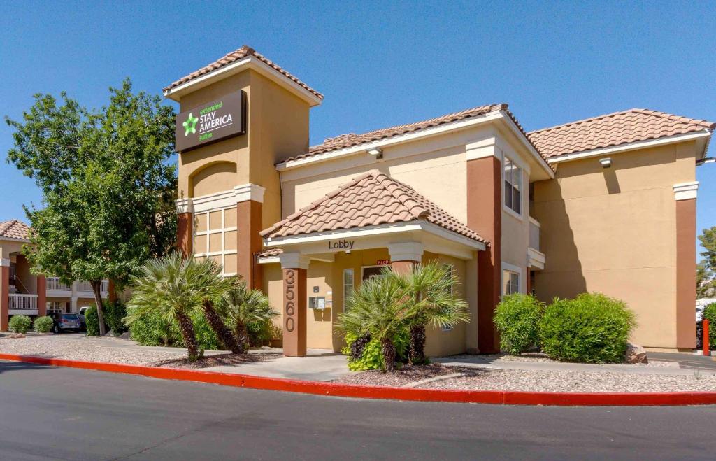 un hotel con un letrero al lado de una calle en Extended Stay America Suites - Phoenix - Scottsdale - Old Town en Scottsdale