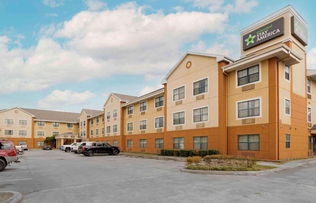 a large apartment building with a parking lot at Extended Stay America Suites - Houston - Med Ctr - Greenway Plaza in Houston