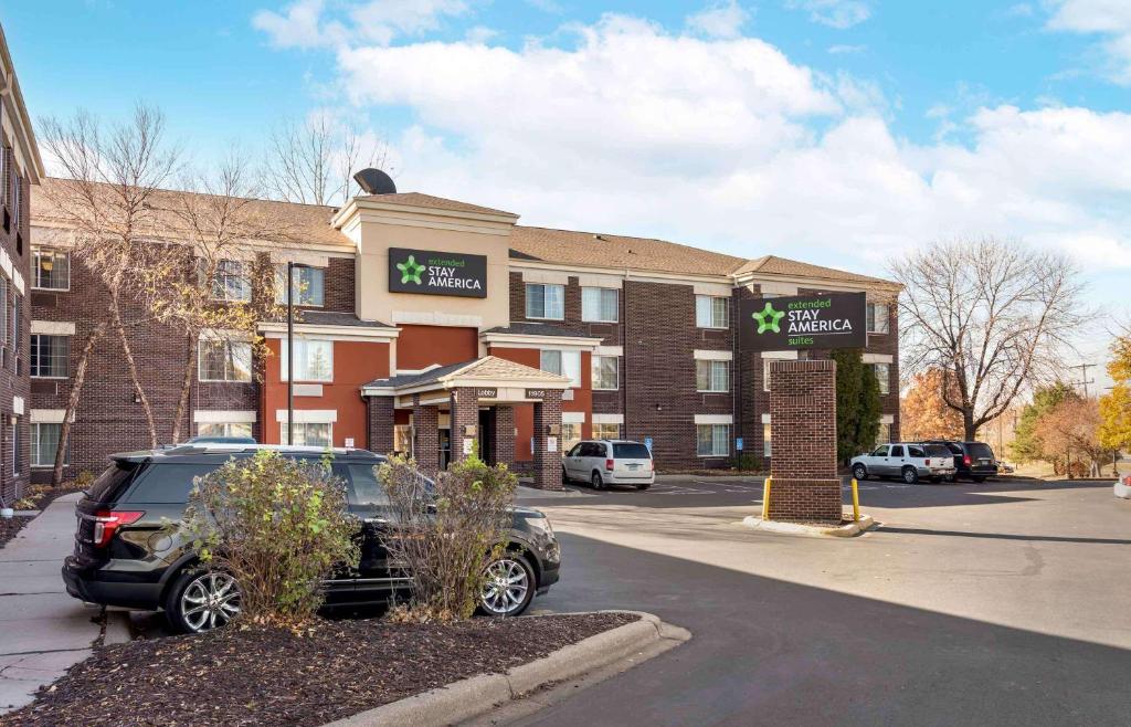 un'auto parcheggiata di fronte a un hotel di Extended Stay America Suites - Minneapolis - Eden Prairie - Technology Drive a Eden Prairie