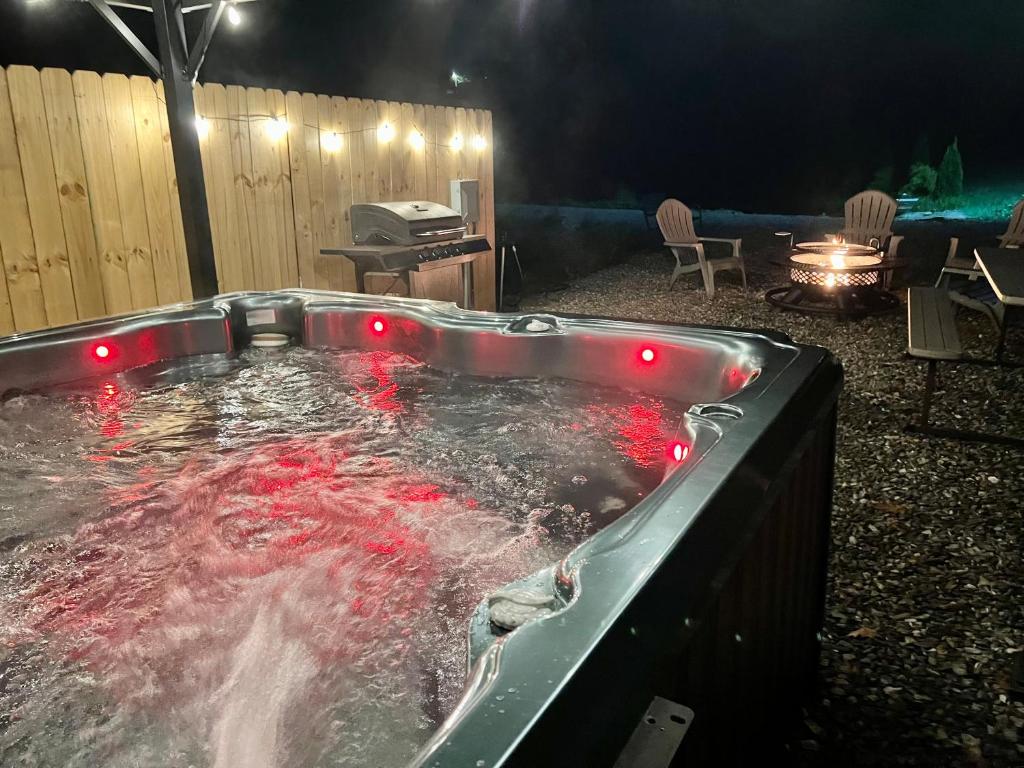 Just built! Pond, kayaks, hot tub,fire pit,grill…, Asheville (updated