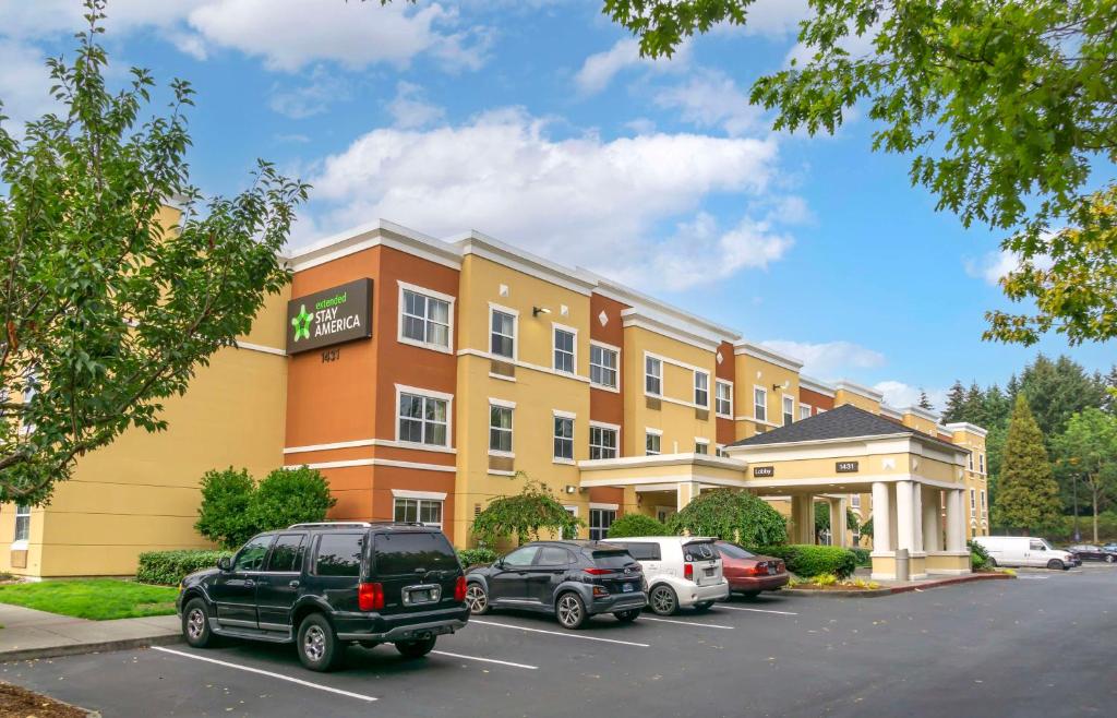 ein Hotel mit Autos auf einem Parkplatz in der Unterkunft Extended Stay America Suites - Seattle - Everett - Silverlake in Murphys Corner