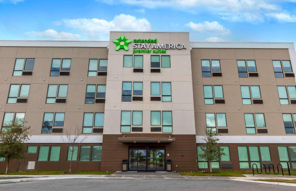 um edifício com um sinal de estrela na frente dele em Extended Stay America Premier Suites - Austin - Austin Airport em Austin