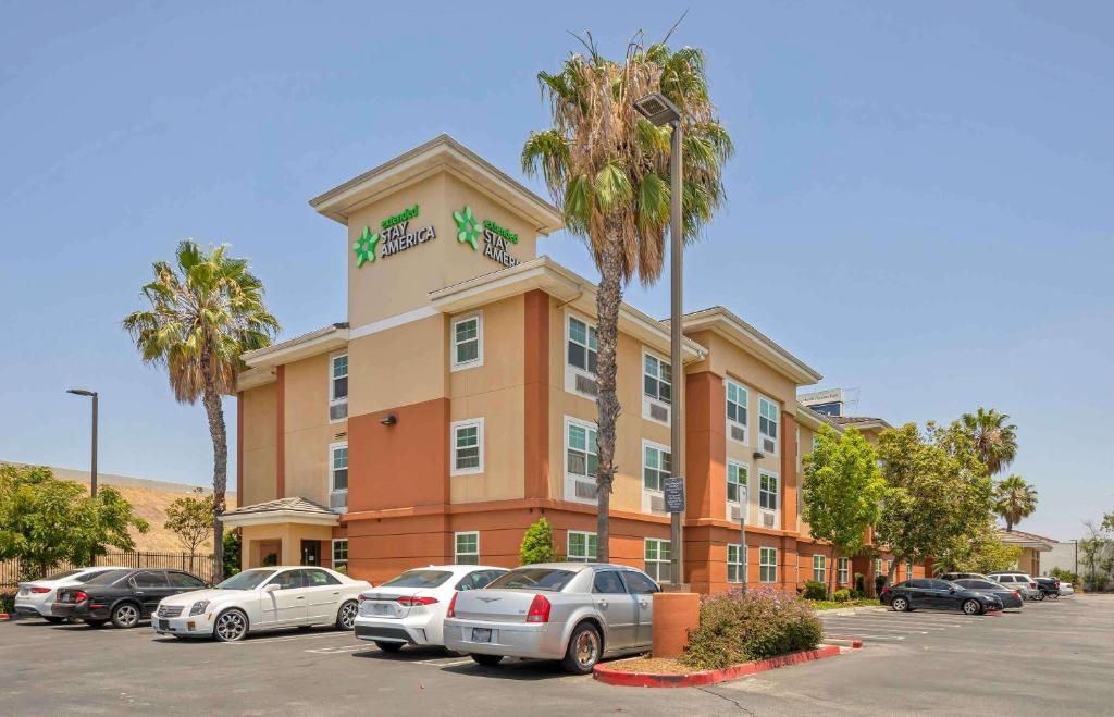 um hotel com carros estacionados num parque de estacionamento em Extended Stay America Suites - Los Angeles - Carson em Carson