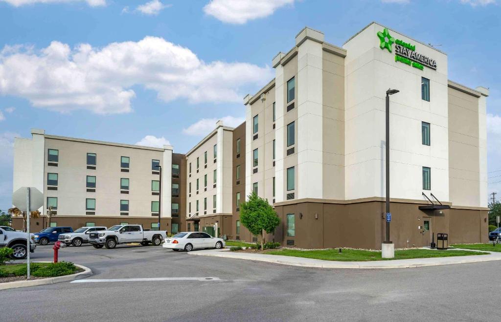 ein Hotel mit Parkplatz davor in der Unterkunft Extended Stay America Premier Suites - Port Charlotte - I-75 in Port Charlotte