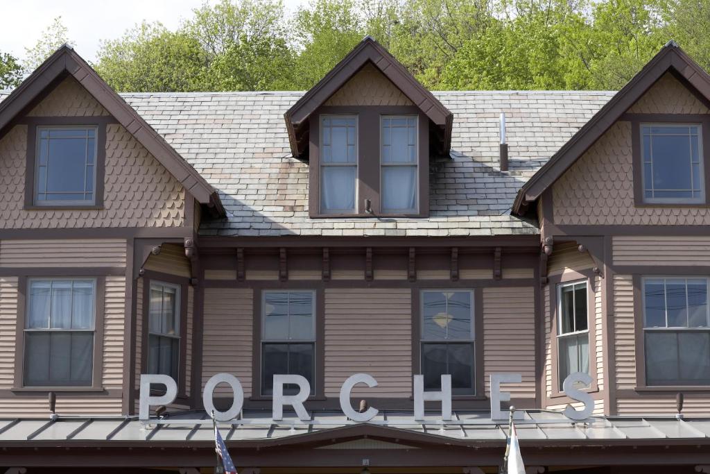 una casa de madera con las palabras poconos en ella en The Porches Inn at Mass MoCA, en North Adams