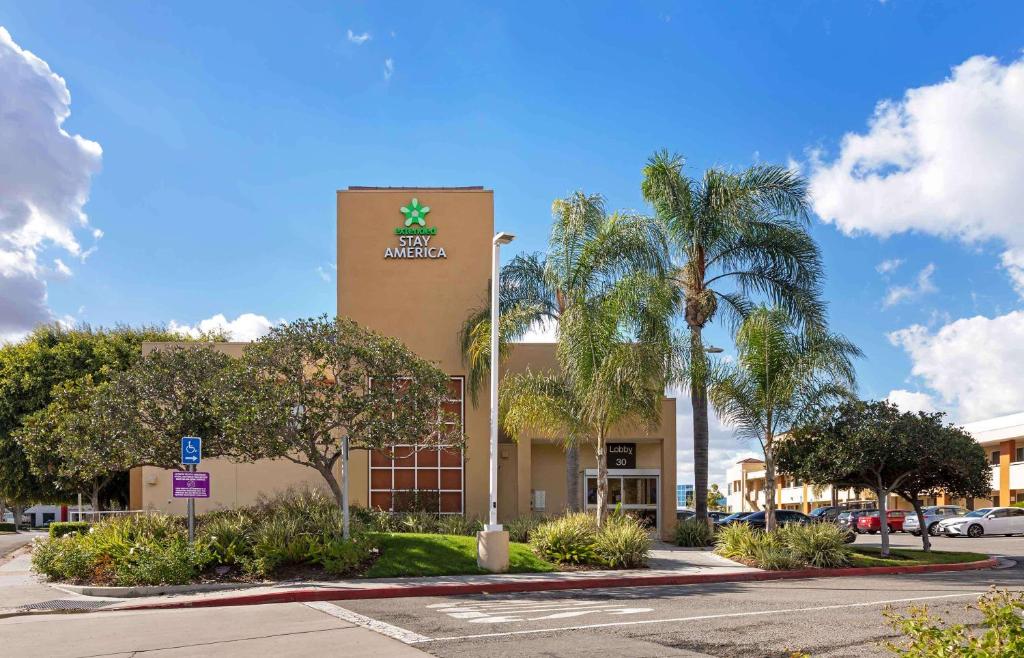 ein Hotel mit einem Stern an der Seite eines Gebäudes in der Unterkunft Extended Stay America Suites - Orange County - Irvine Spectrum in Irvine