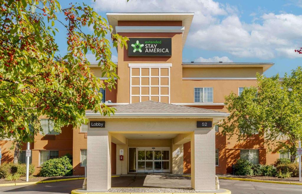 Extended Stay America Suites - Boston - Waltham - 52 4th Ave في والثام: مبنى عليه لافته تنص على الاقامة امريكا