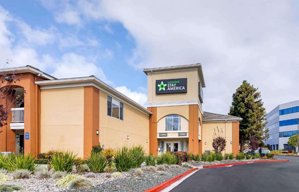 un hotel con un cartel en el lateral de un edificio en Extended Stay America Suites - San Francisco - San Mateo - SFO en San Mateo