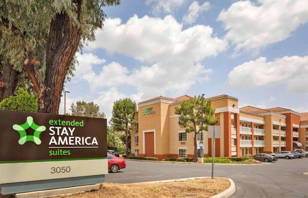 una señal frente a un edificio americano de estancia en Extended Stay America Suites - Orange County - Brea, en Brea