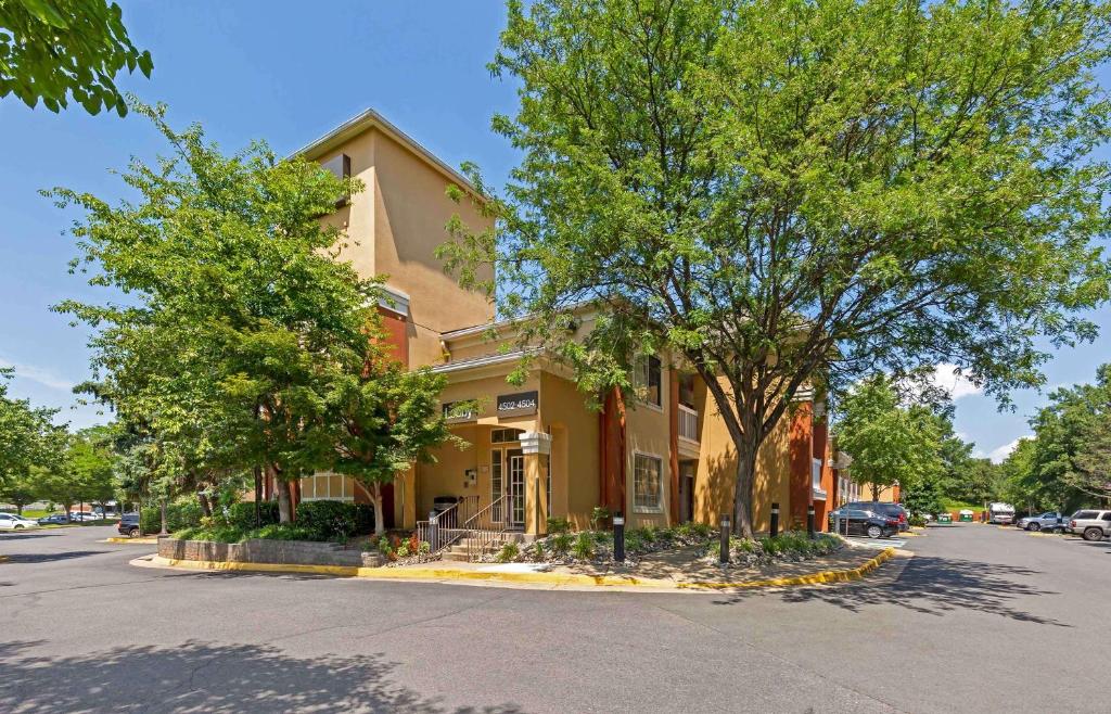 un edificio su una strada con alberi di fronte di Extended Stay America Suites - Washington, DC - Chantilly a Chantilly