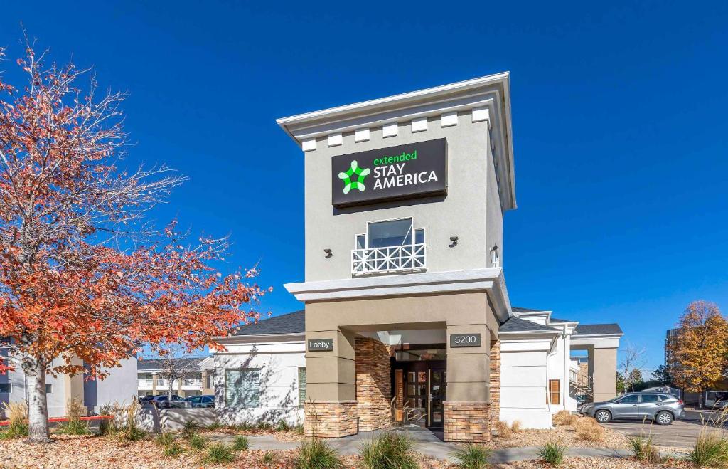 un edificio con una señal que lee Star America en Extended Stay America Select Suites - Denver - Tech Center - Central en Greenwood Village