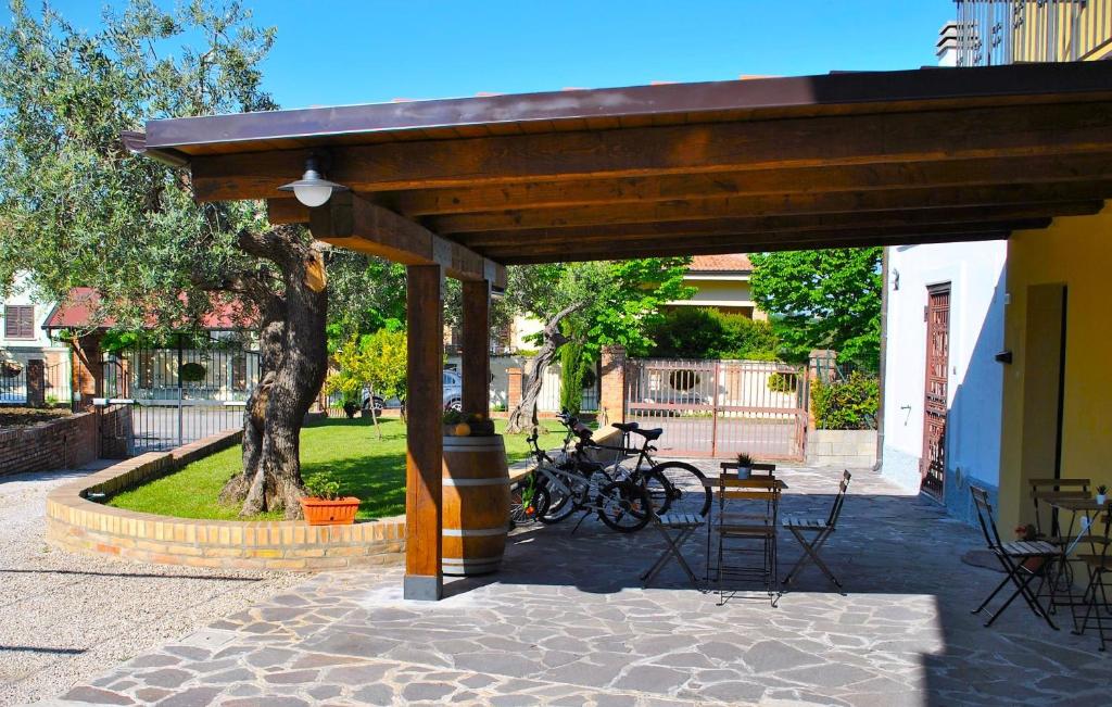 een paviljoen met tafels en stoelen en een boom bij A casa dei nonni B&B in Vasto