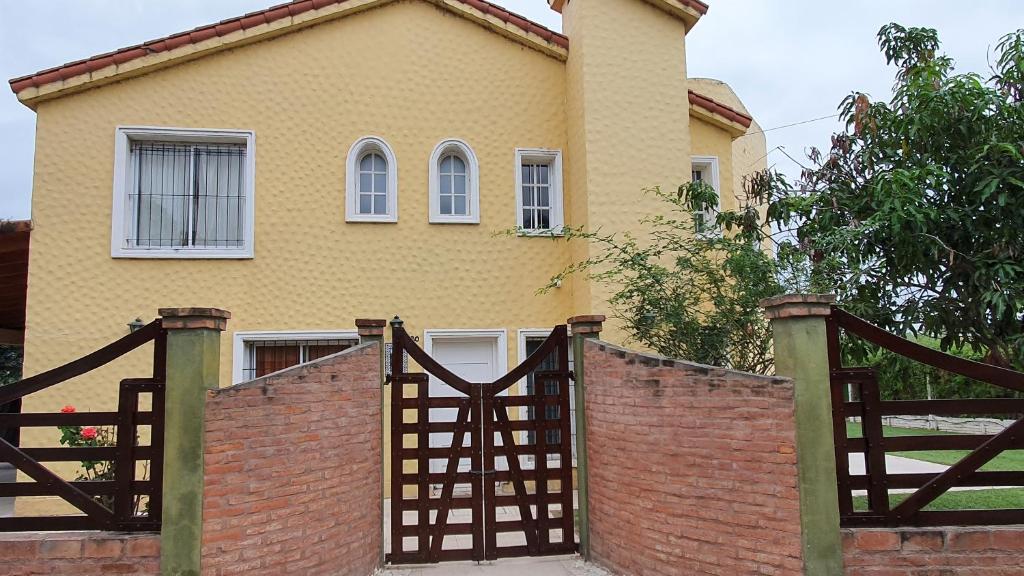 une porte en bois devant une maison dans l'établissement EL CHALET, à Termas de Río Hondo