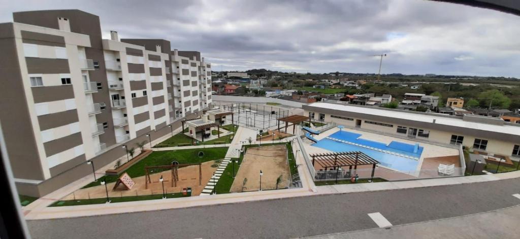 uma vista aérea de um edifício com piscina em Ap aconchego Acqua em Pelotas