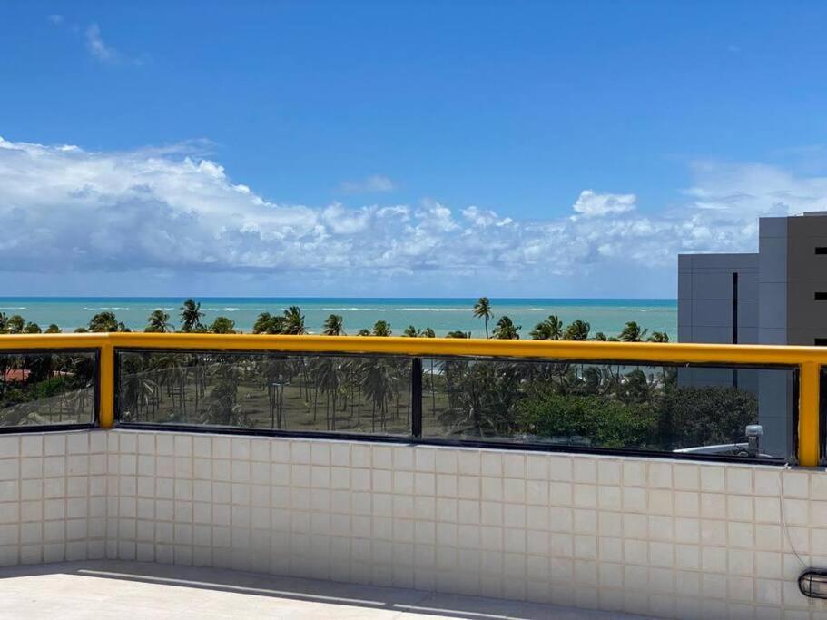卡貝德盧的住宿－Flat na Praia de Intermares，从大楼内可欣赏到海景