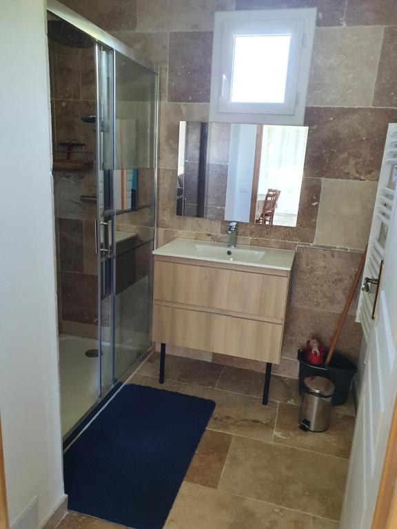een badkamer met een wastafel en een douche bij Petite maison en campagne in Pernes-les-Fontaines
