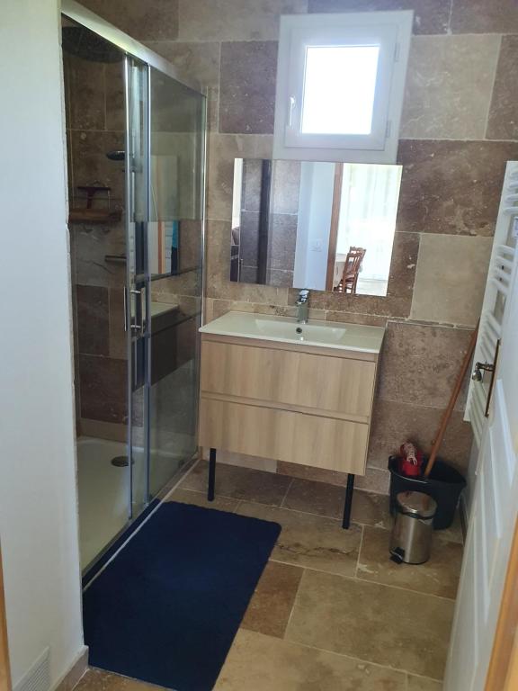 une salle de bain avec un lavabo et une douche dans l'établissement Petite maison en campagne, à Pernes-les-Fontaines