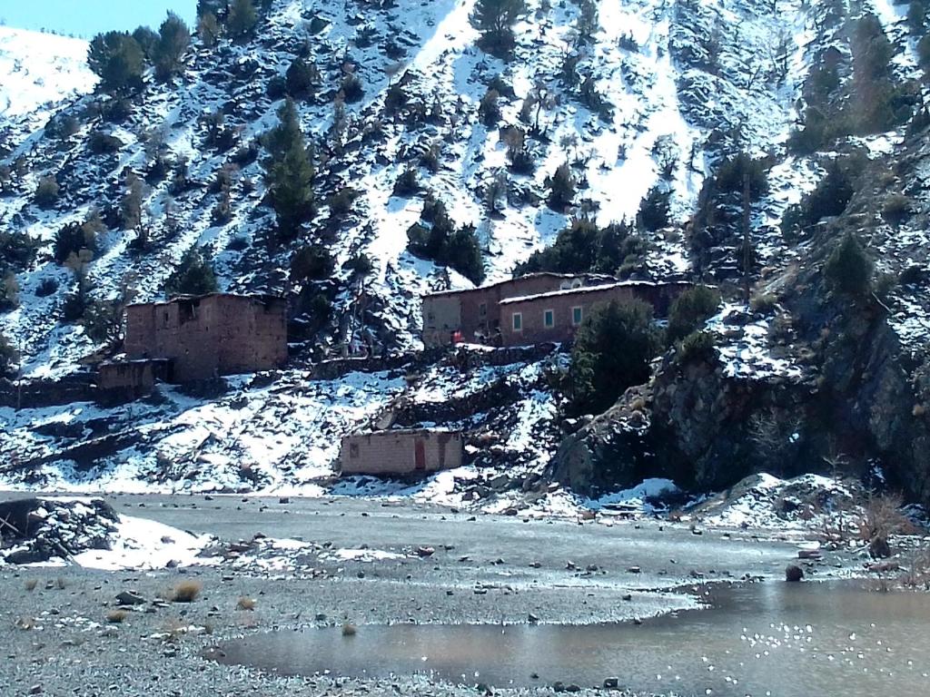 Una casa en una montaña con nieve. en Gite atlas, en Megdaz
