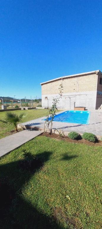 ein Gebäude mit einem Pool neben einem Bürgersteig in der Unterkunft ANELEY Casa De Vacaciones in La Merced