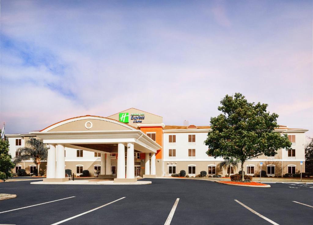 a hotel with a parking lot in front of it at Holiday Inn Express Hotel & Suites Inverness, an IHG Hotel in Lecanto