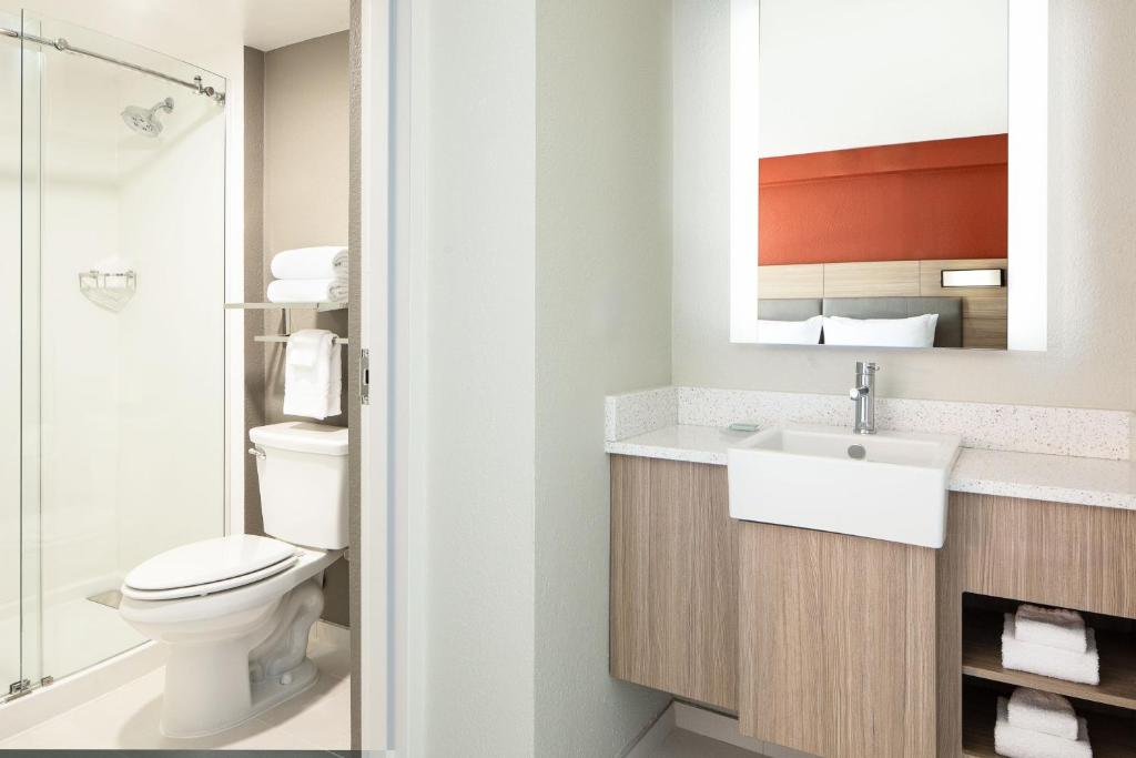 Vannituba majutusasutuses SpringHill Suites by Marriott Dallas Downtown / West End