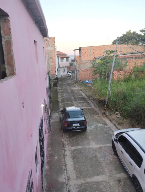 samochód zaparkowany na ulicy obok budynku w obiekcie Casa laranja cabuçu w mieście Saubara