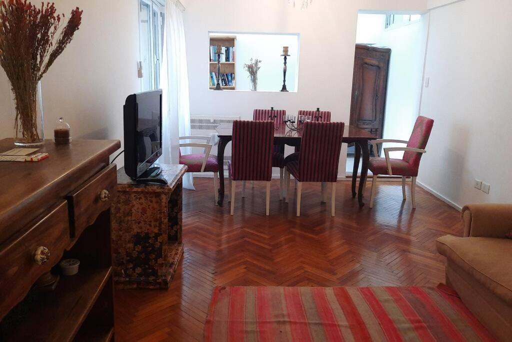 uma sala de estar com uma mesa de jantar e cadeiras em Hermoso departamento en Recoleta em Buenos Aires